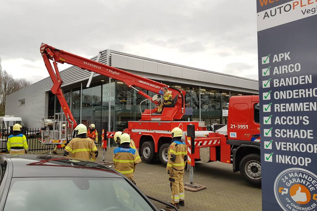 Gevelplaten van autoberijf losgewaaid