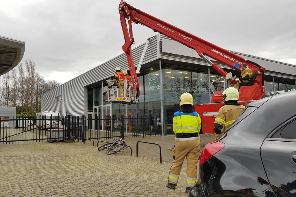 Gevelplaten van autoberijf losgewaaid