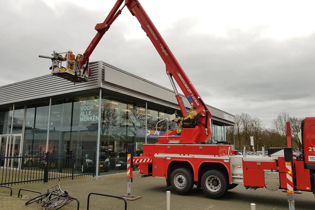 Gevelplaten van autoberijf losgewaaid
