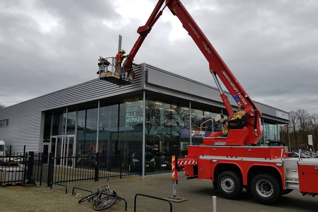 Gevelplaten van autoberijf losgewaaid