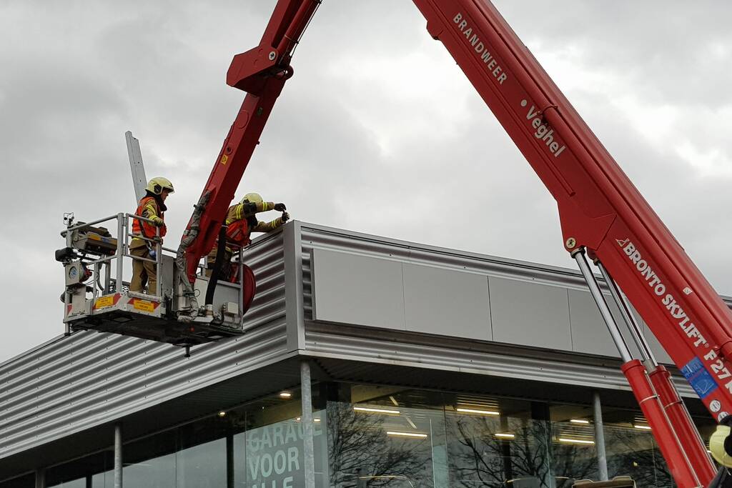 Gevelplaten van autoberijf losgewaaid