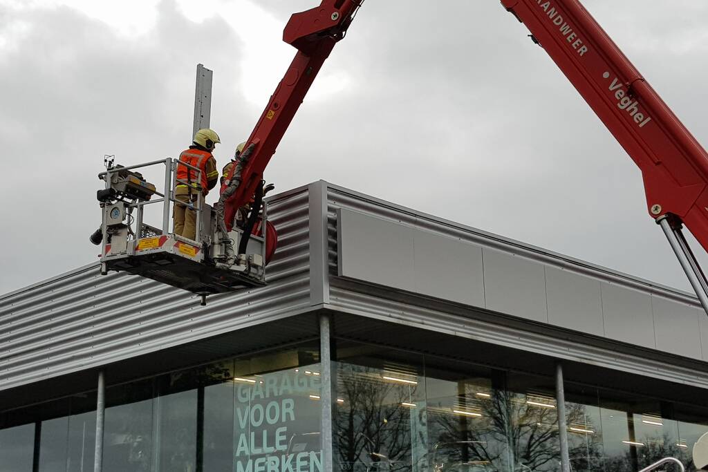 Gevelplaten van autoberijf losgewaaid