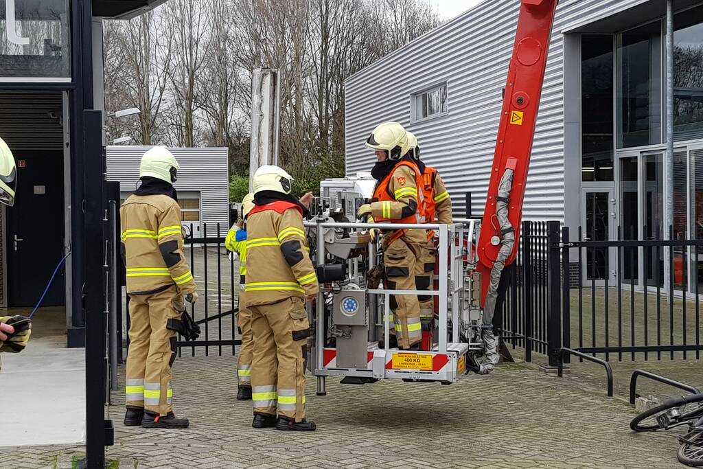 Gevelplaten van autoberijf losgewaaid