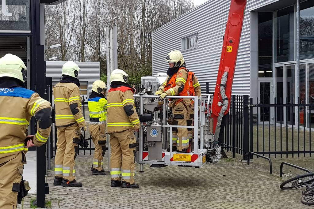 Gevelplaten van autoberijf losgewaaid