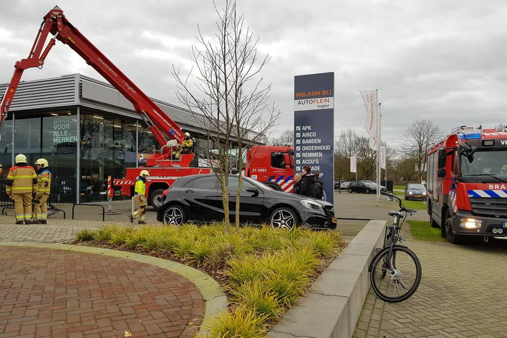 Gevelplaten van autoberijf losgewaaid