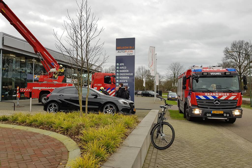 Gevelplaten van autoberijf losgewaaid