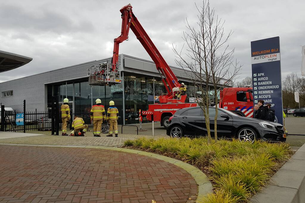 Gevelplaten van autoberijf losgewaaid