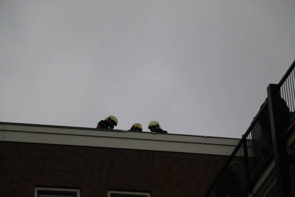 Loden dakrand raakt los door Ciara storm