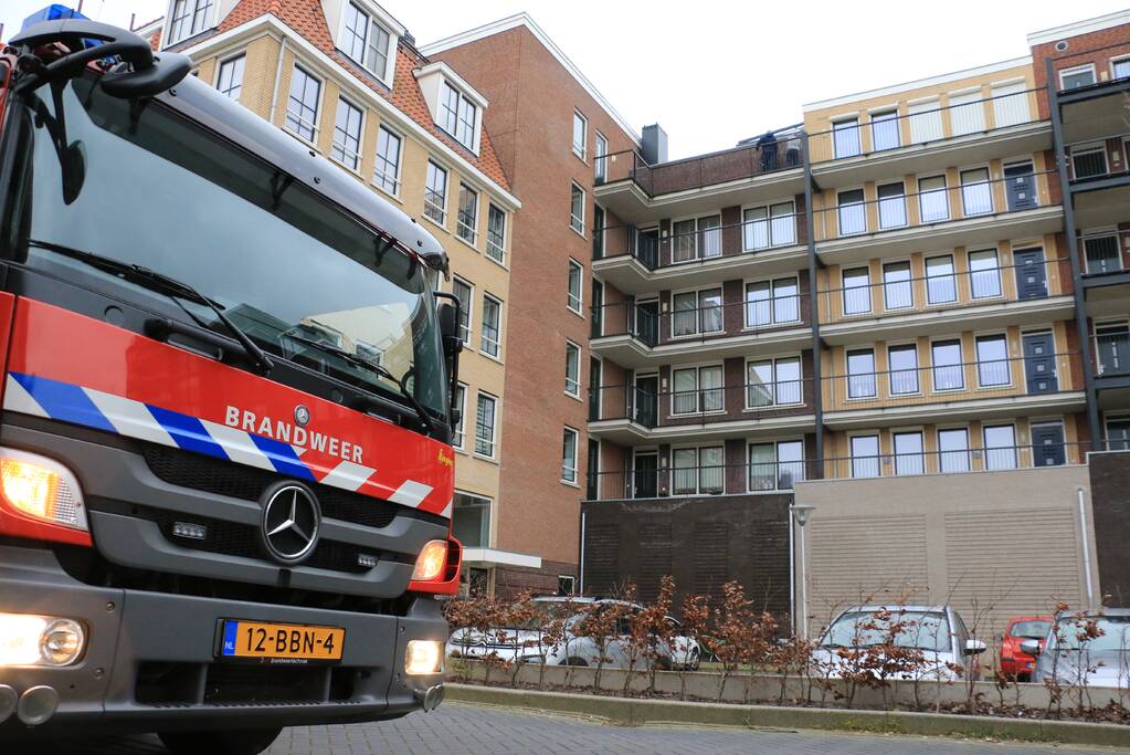 Loden dakrand raakt los door Ciara storm