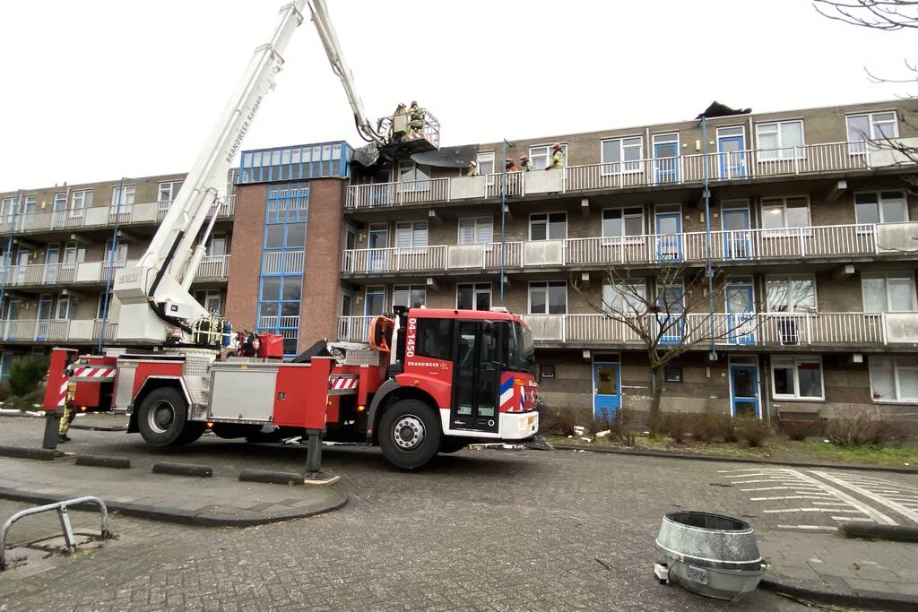 Dak van flatgebouw gewaaid