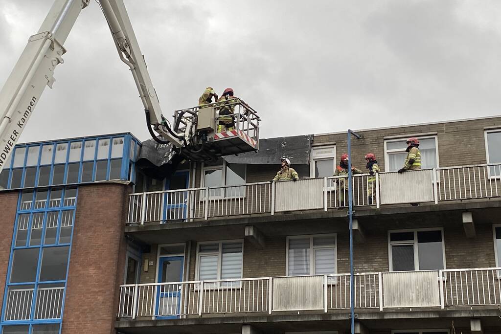Dak van flatgebouw gewaaid