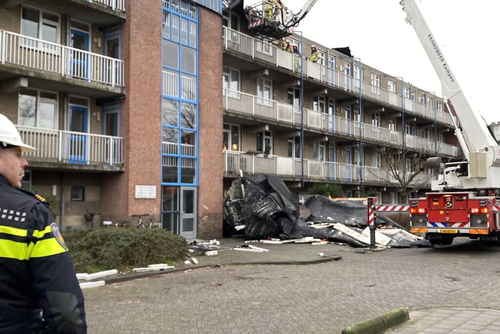Dak van flatgebouw gewaaid
