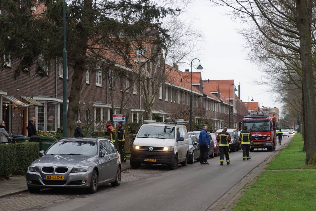 Boom dreigt om tevallen, bewoners halen auto's weg