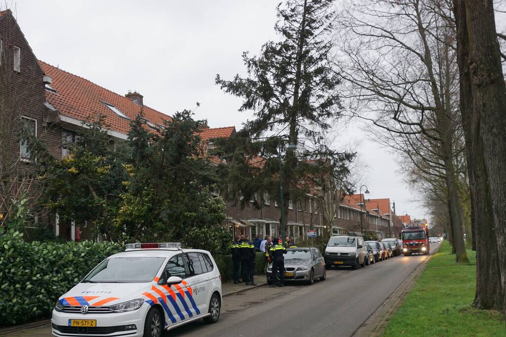 Boom dreigt om tevallen, bewoners halen auto's weg