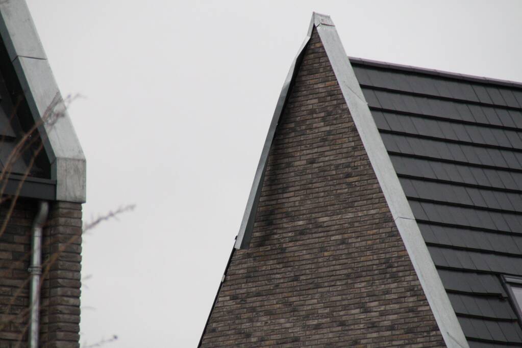 Brandweer verwijderd loshangend dakdeel