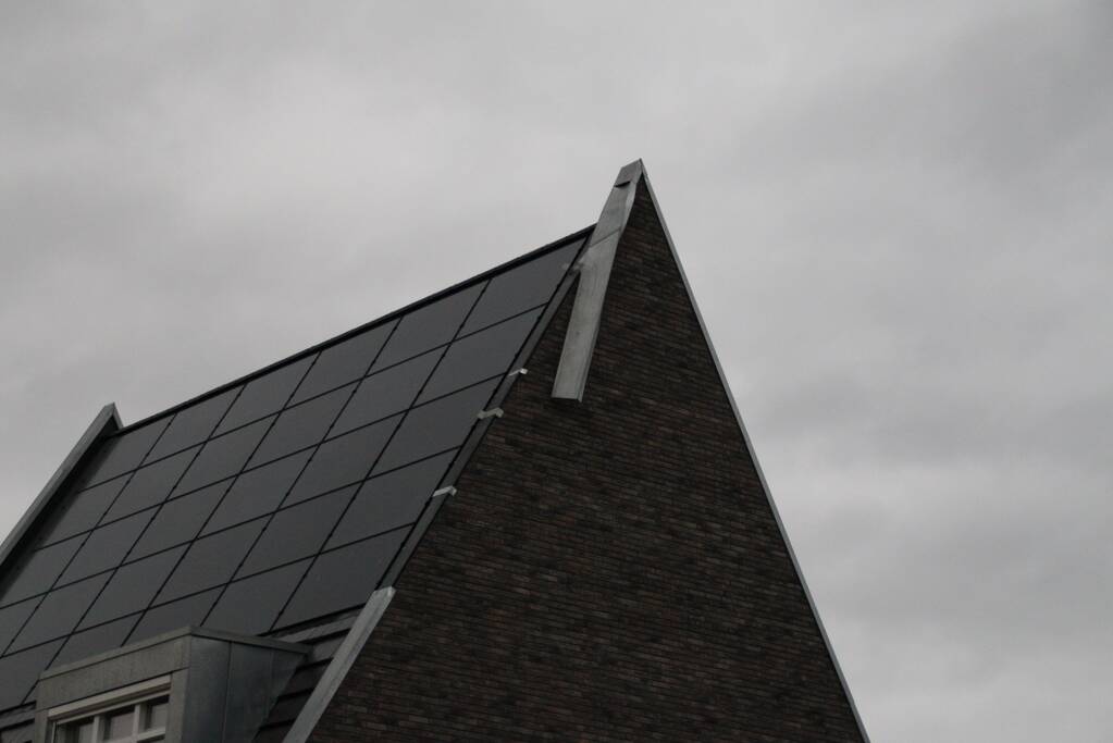 Brandweer verwijderd loshangend dakdeel