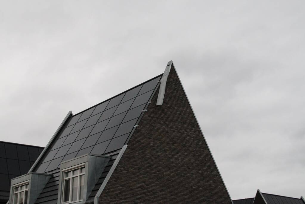 Brandweer verwijderd loshangend dakdeel