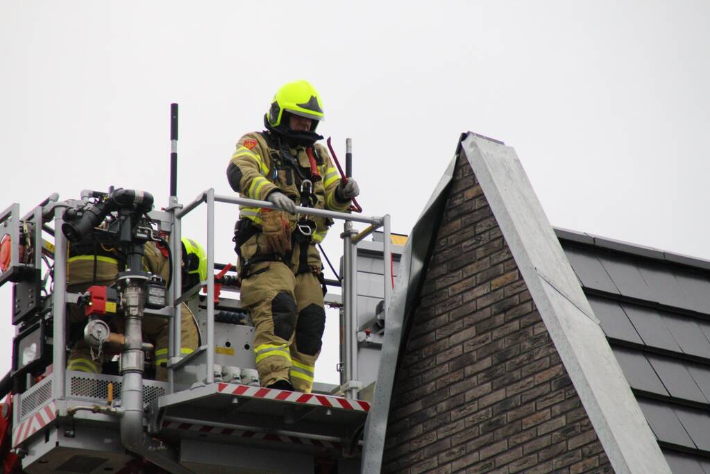 Brandweer verwijderd loshangend dakdeel