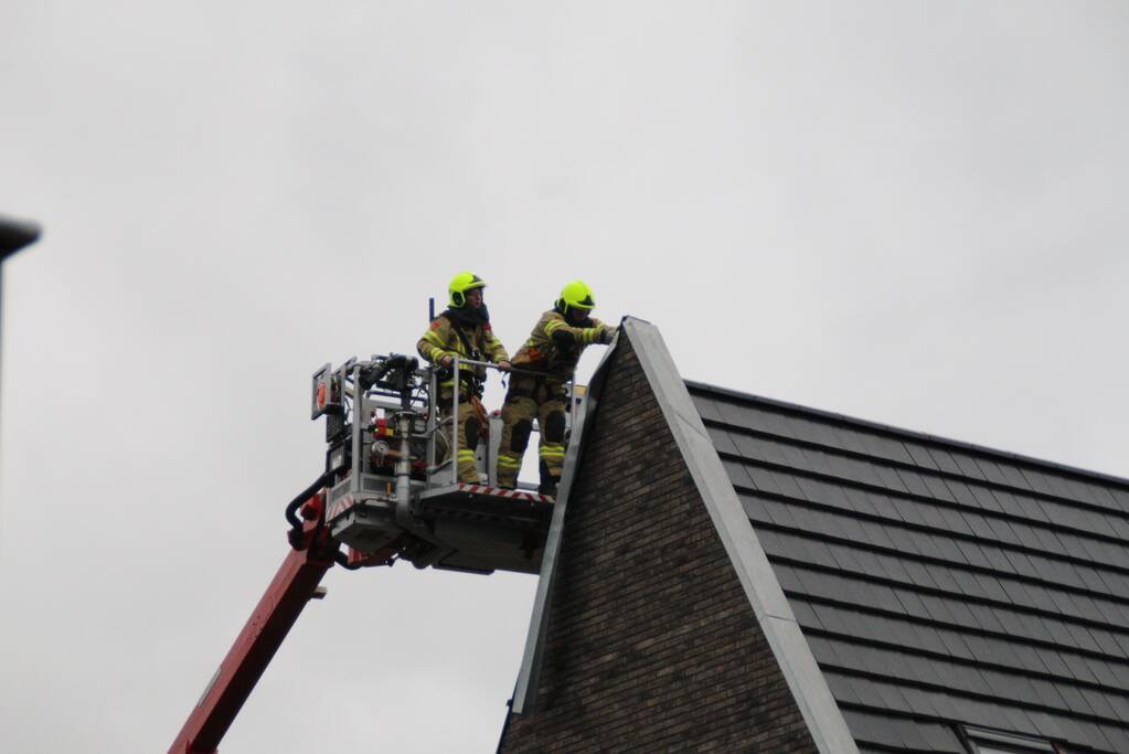 Brandweer verwijderd loshangend dakdeel
