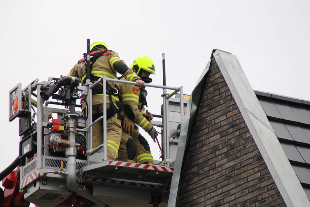 Brandweer verwijderd loshangend dakdeel