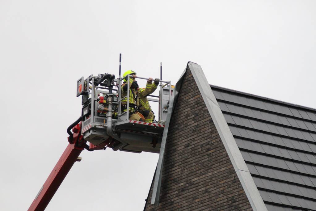Brandweer verwijderd loshangend dakdeel