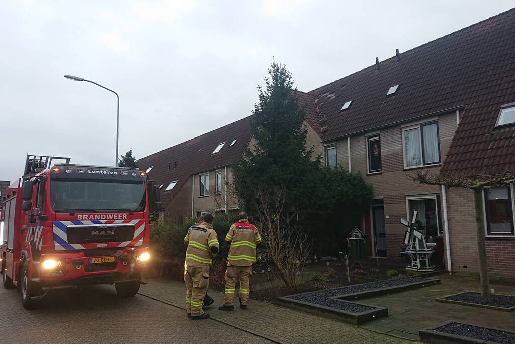 Dakpannen vliegen van woning