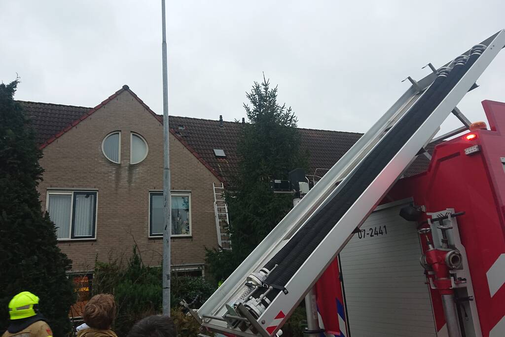 Dakpannen vliegen van woning
