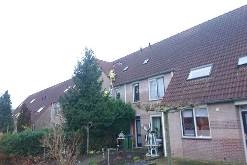 Dakpannen vliegen van woning