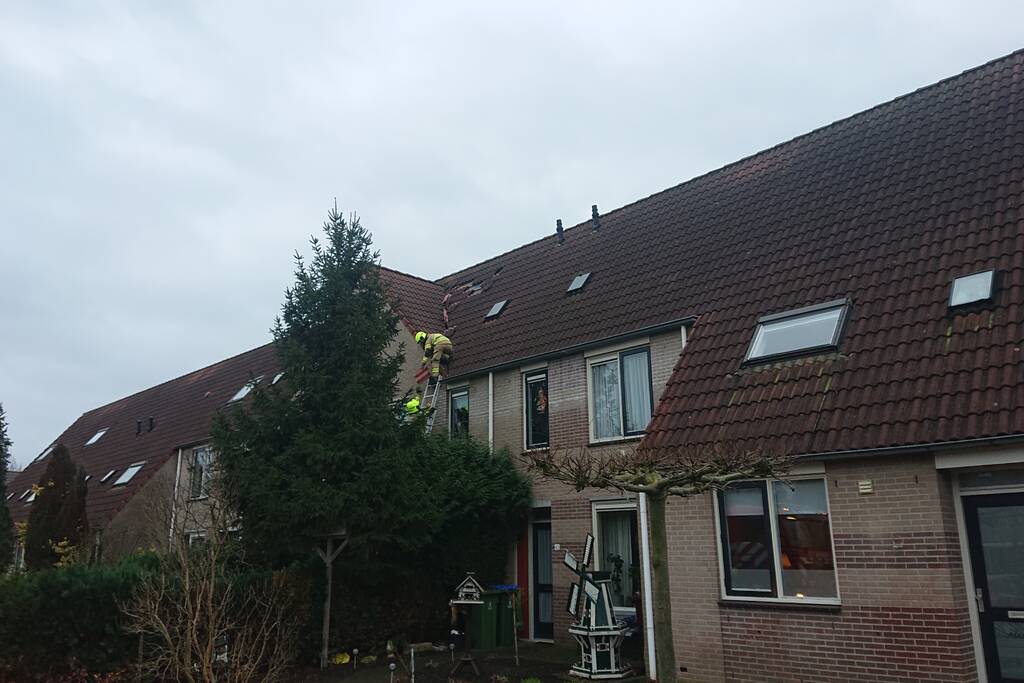 Dakpannen vliegen van woning
