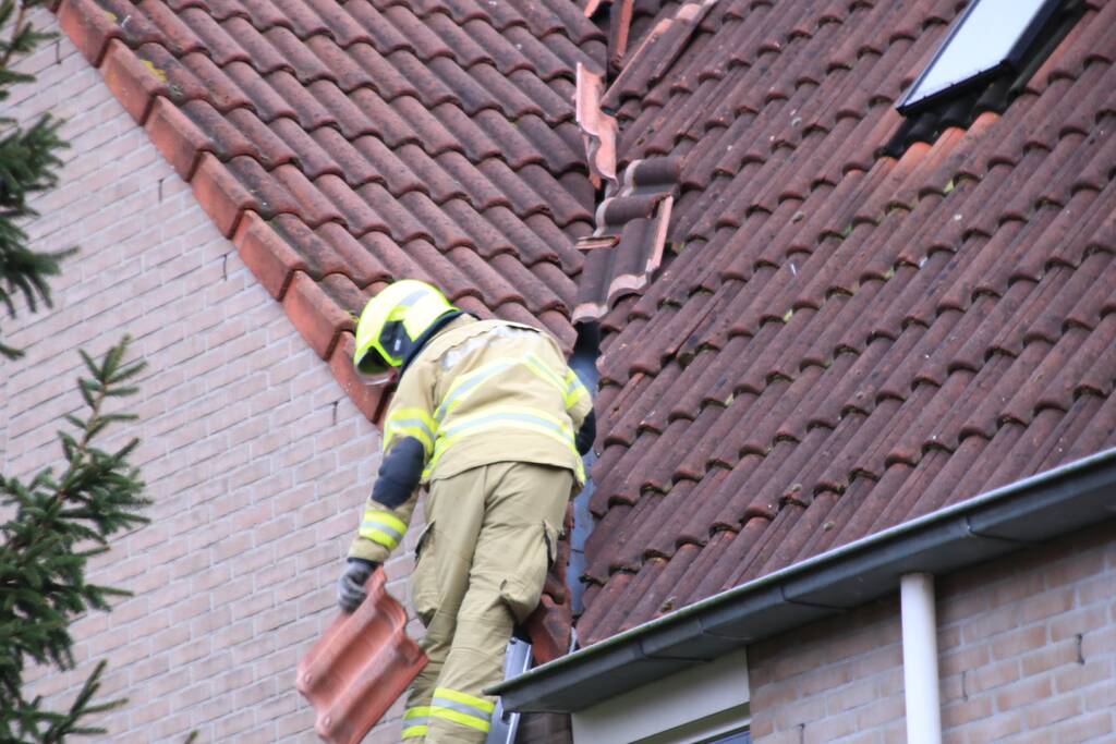Dakpannen vliegen van woning