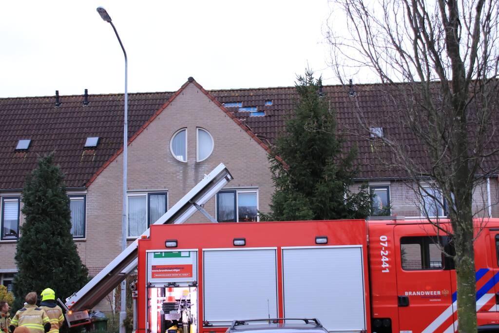 Dakpannen vliegen van woning