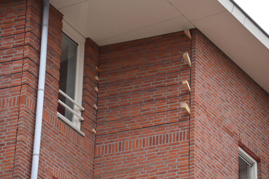 Brandweer stut muur die om dreigt te vallen