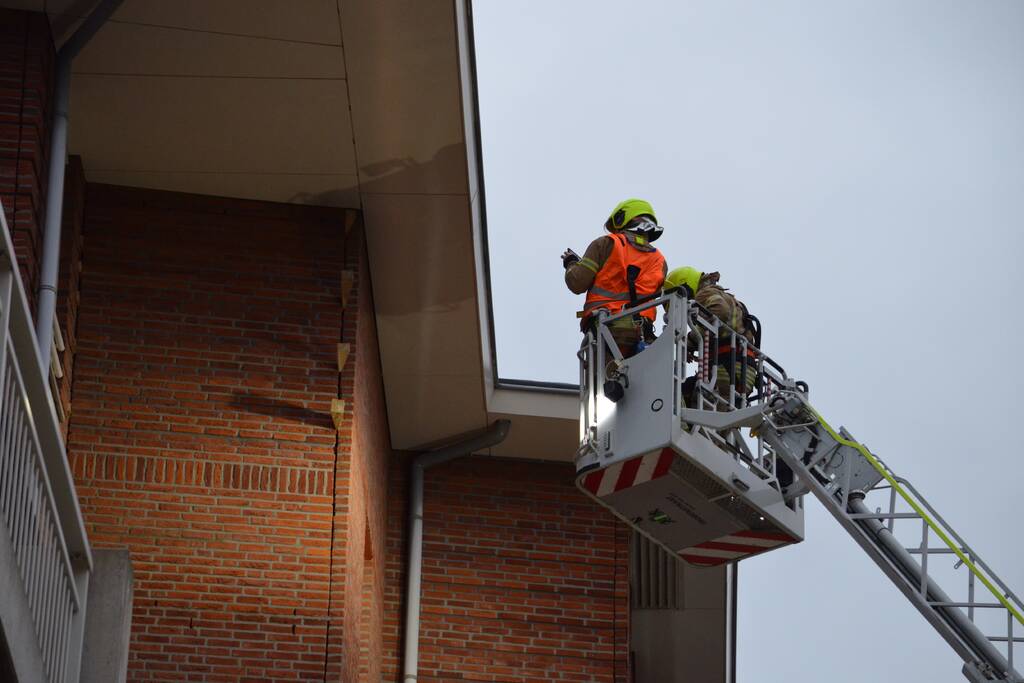 Brandweer stut muur die om dreigt te vallen