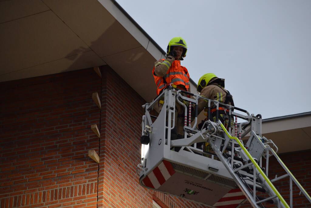 Brandweer stut muur die om dreigt te vallen