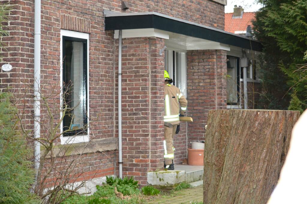 Brandweer maakt losgelaten dak vast