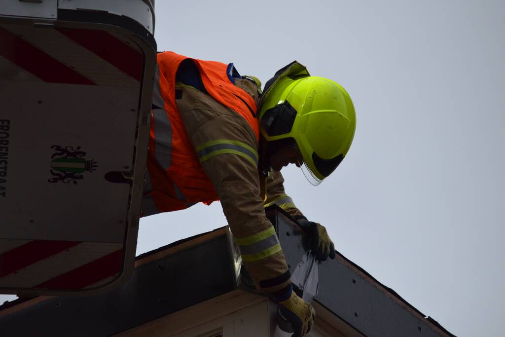 Brandweer maakt losgelaten dak vast