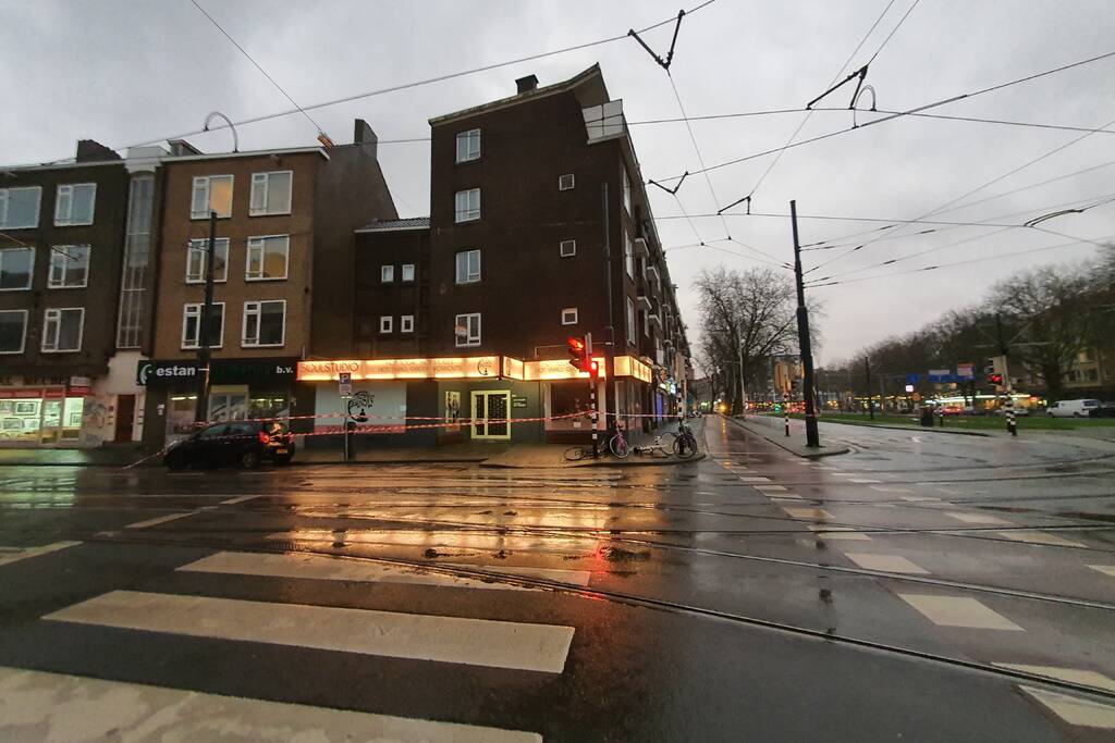 Dak van portiekwoningen dreigt weg te waaien