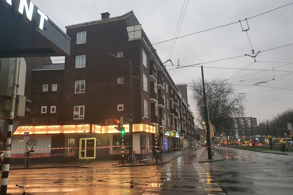 Dak van portiekwoningen dreigt weg te waaien