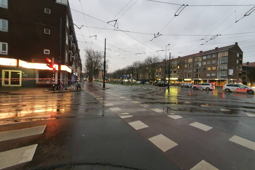 Dak van portiekwoningen dreigt weg te waaien