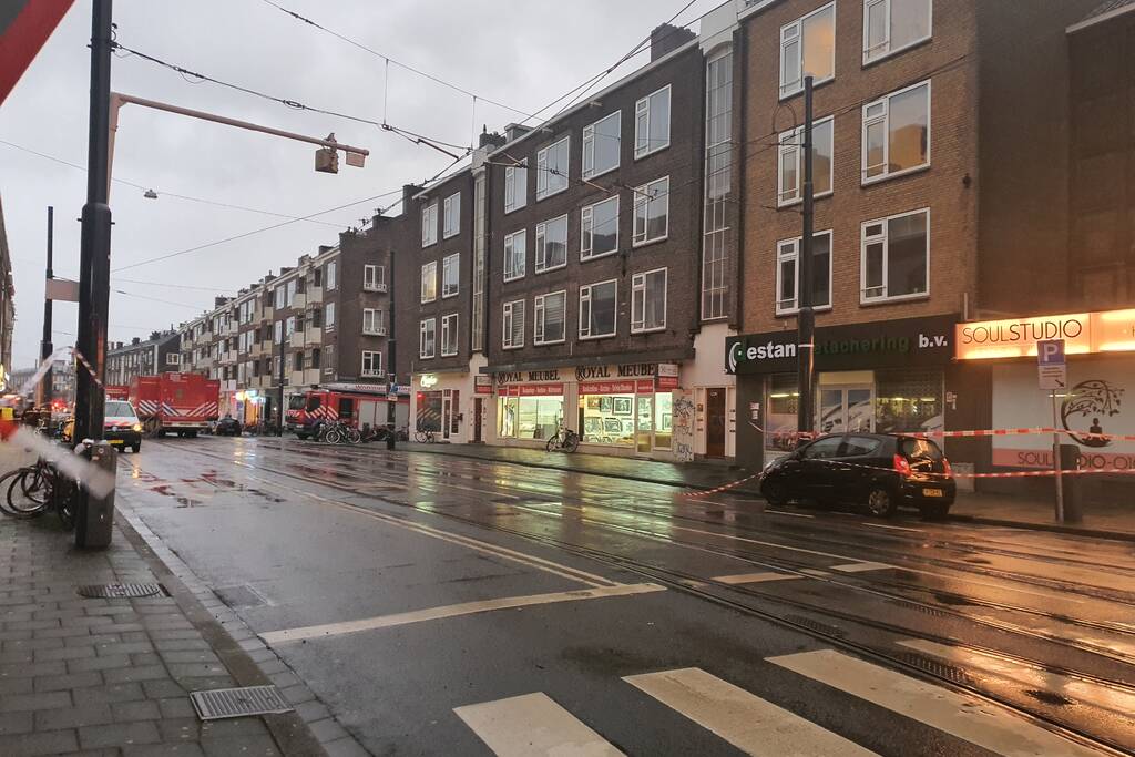 Dak van portiekwoningen dreigt weg te waaien