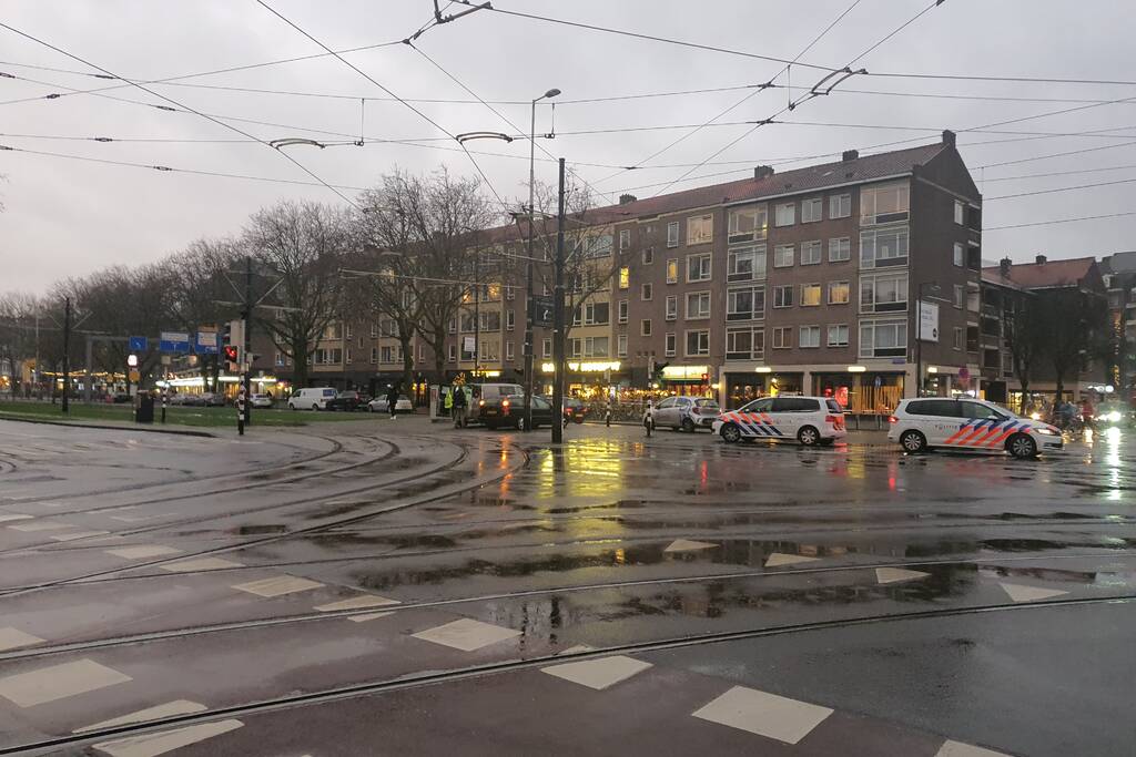 Dak van portiekwoningen dreigt weg te waaien