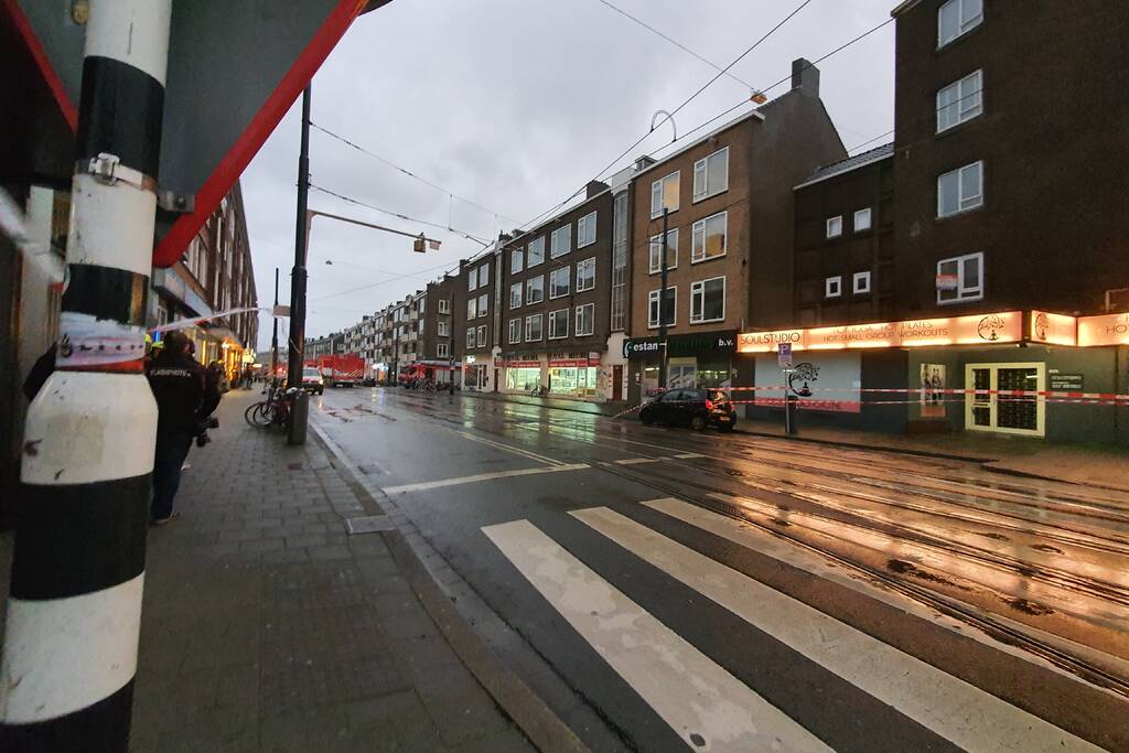 Dak van portiekwoningen dreigt weg te waaien