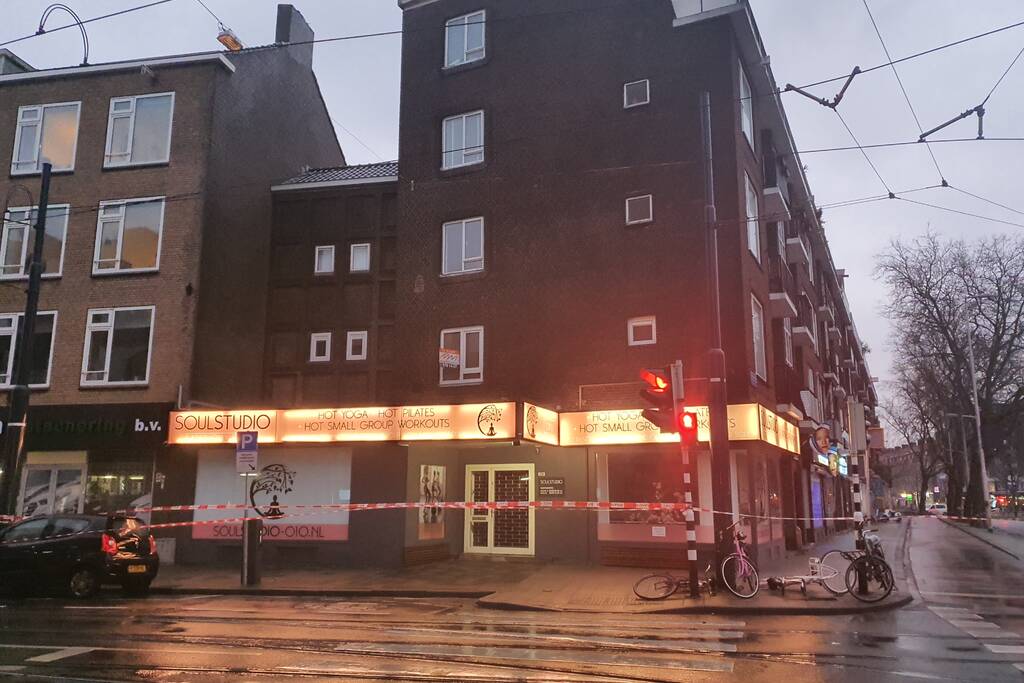 Dak van portiekwoningen dreigt weg te waaien