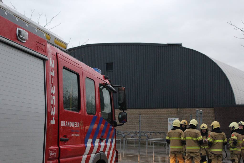 Brandweer verwijderd loshangende dak plaat