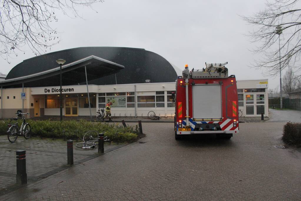 Brandweer verwijderd loshangende dak plaat