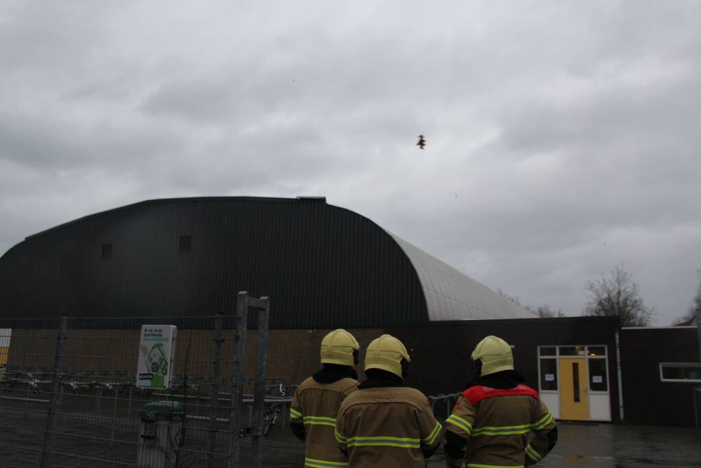 Brandweer verwijderd loshangende dak plaat