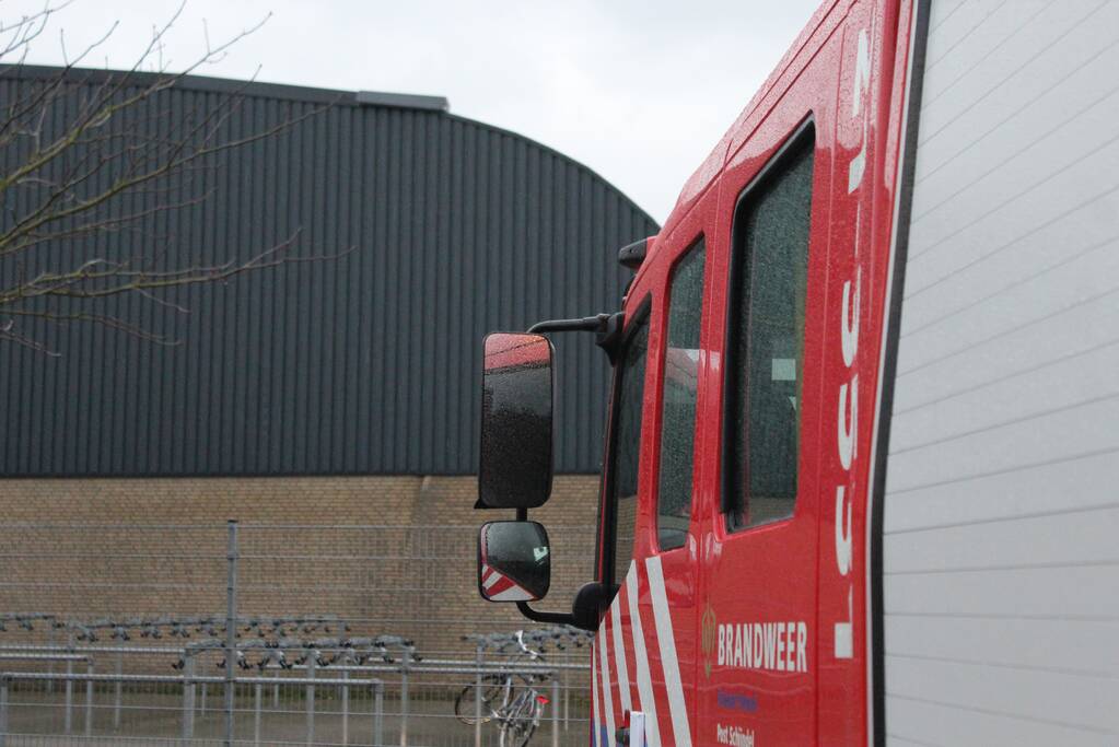 Brandweer verwijderd loshangende dak plaat
