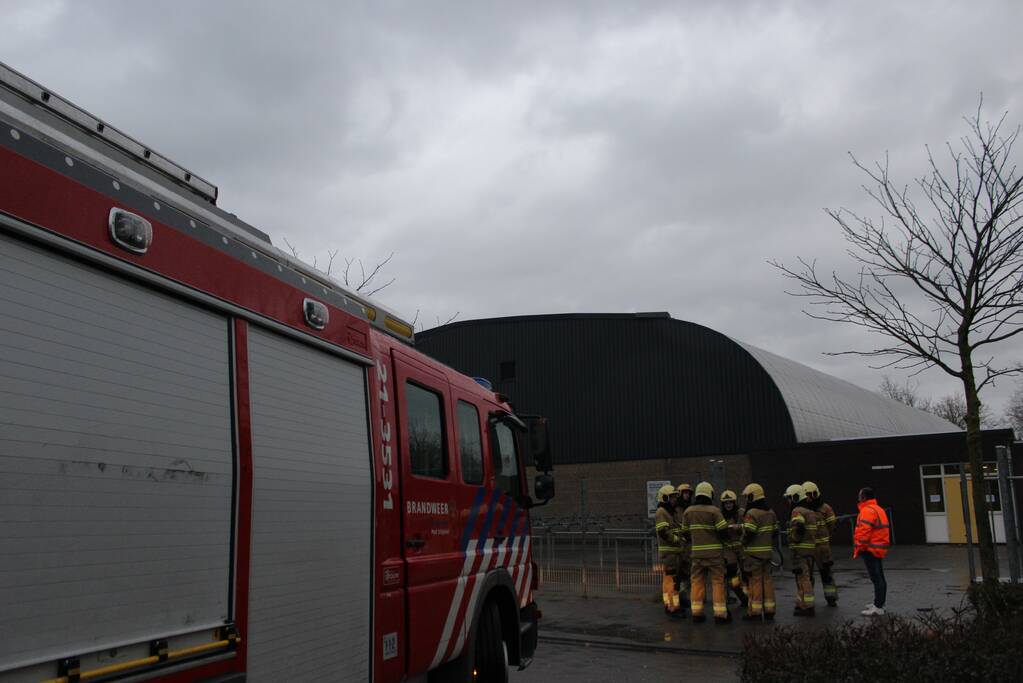 Brandweer verwijderd loshangende dak plaat