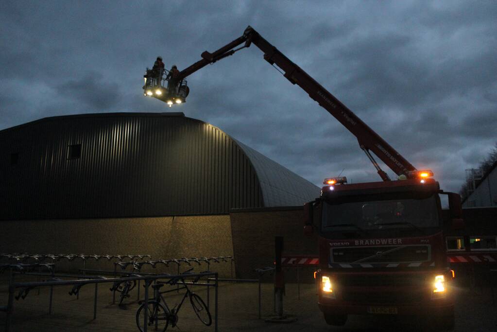 Brandweer verwijderd loshangende dak plaat