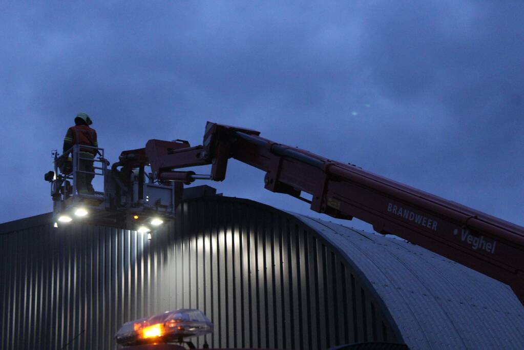 Brandweer verwijderd loshangende dak plaat